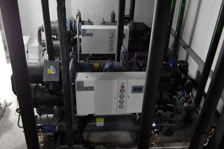 為什么水冷螺桿式冷水機組中會有污垢沉積？